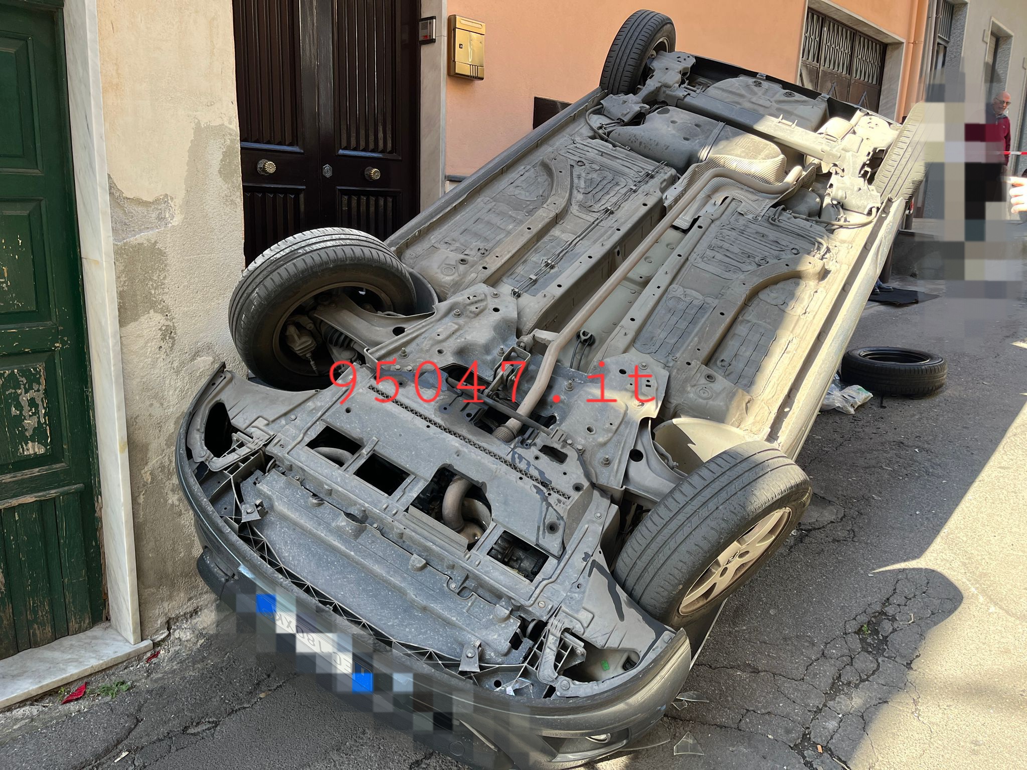 PATERNÒ. AUTOSI RIBALTA IN VIA SANT'ANNA. FERITI