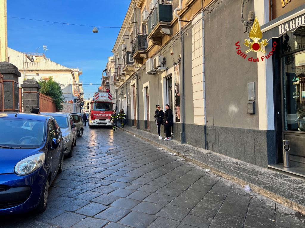 CATANIA, CADE SOLAIO IN UN EDIFICIO, FERITA UNA DONNA