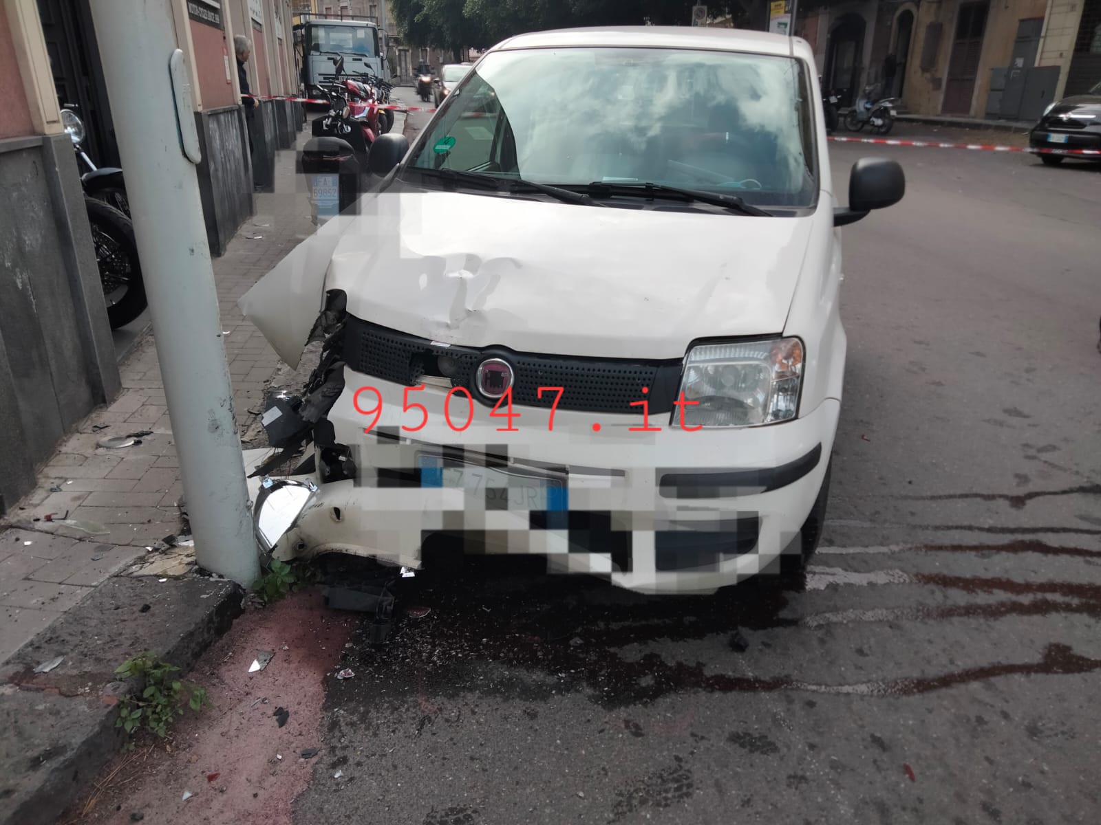 PATERNO', MACCHINA CONTRO SCOOTER PARCHEGGIATI E PALO DELLA LUCE