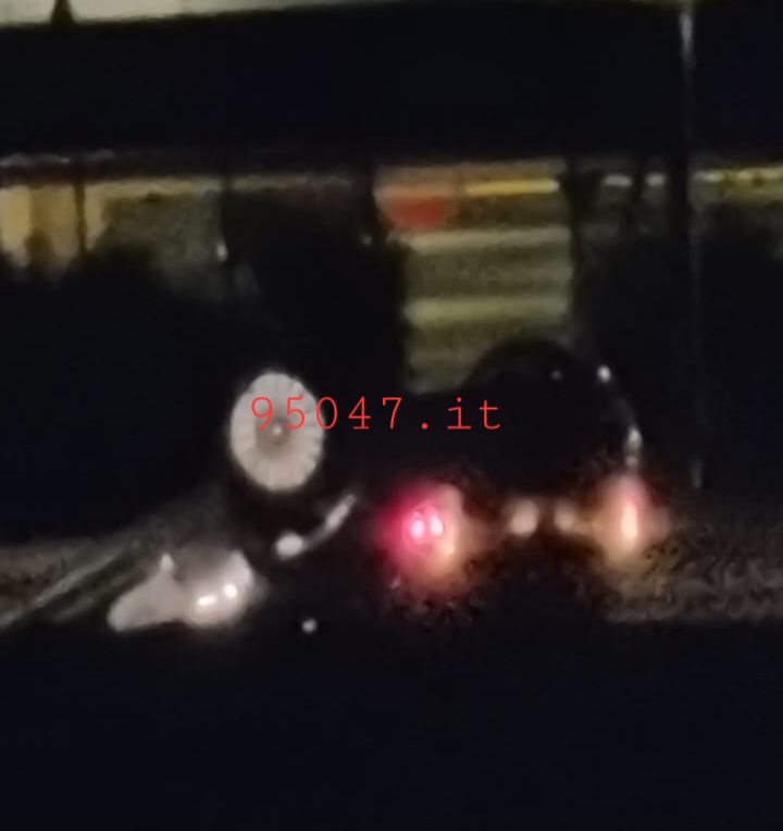 AUT0 SI RIBALTA SULLA SS121, SOCCORSI SUL POSTO