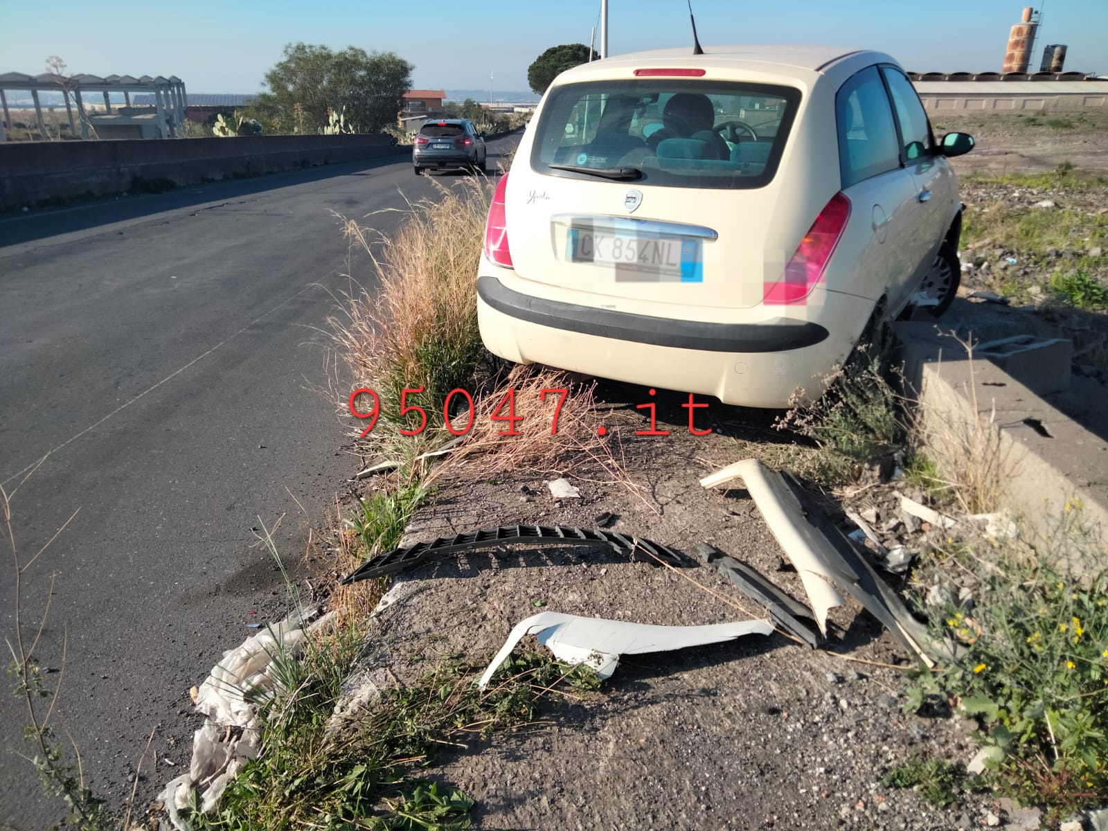 BELPASSO. MISTERIOSO INCIDENTE,  AUTO ABBANDONATA AI BORDI DELLA CARREGGIATA