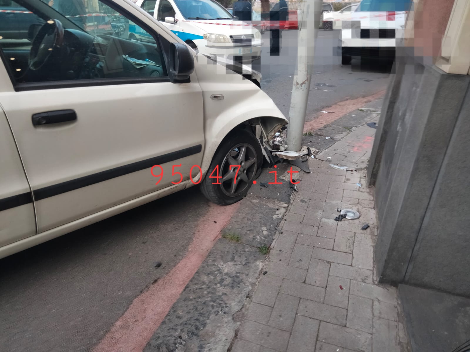 PATERNO': INCIDENTE IN VIA NAZIARIO SAURO, AUTO CONTRO PALO DELLA LUCE