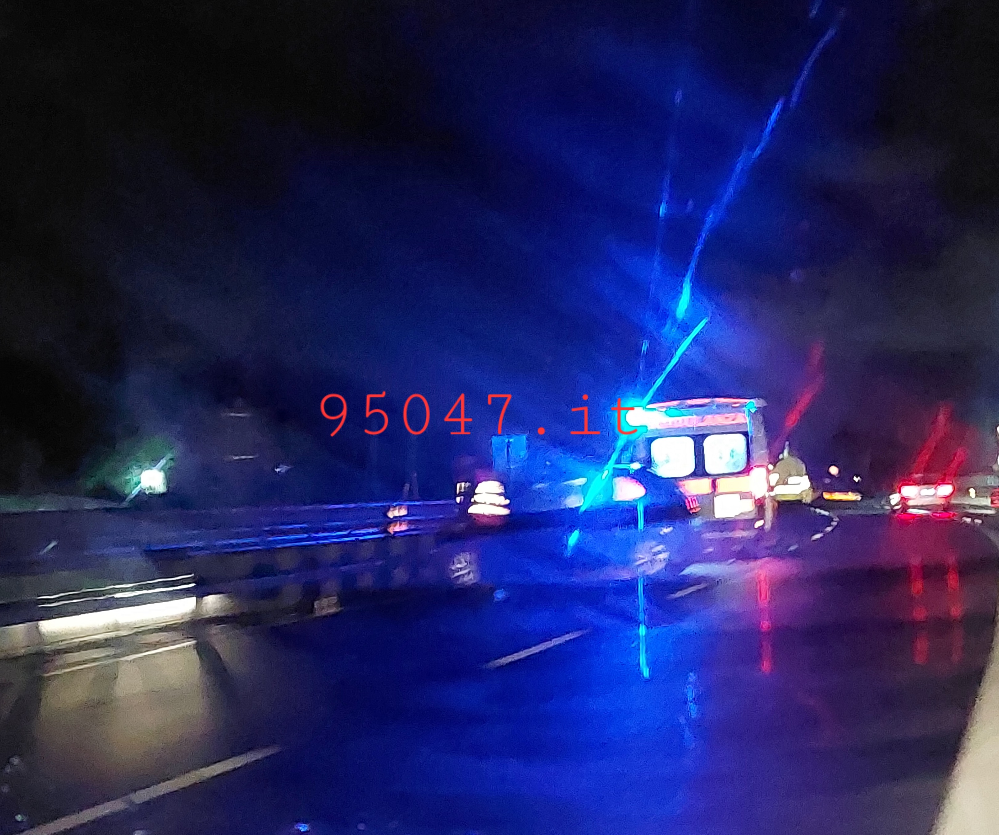 AUTO CONTRO GUARD RAIL ALLO SVINCOLO PALAZZOLO