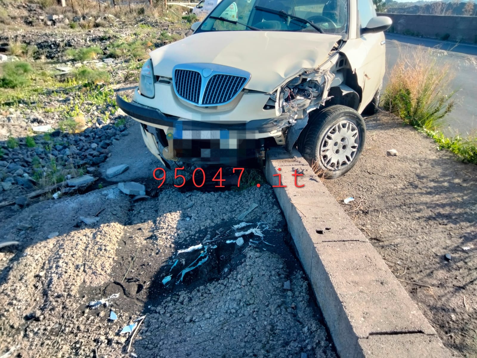 BELPASSO. MISTERIOSO INCIDENTE,  AUTO ABBANDONATA AI BORDI DELLA CARREGGIATA