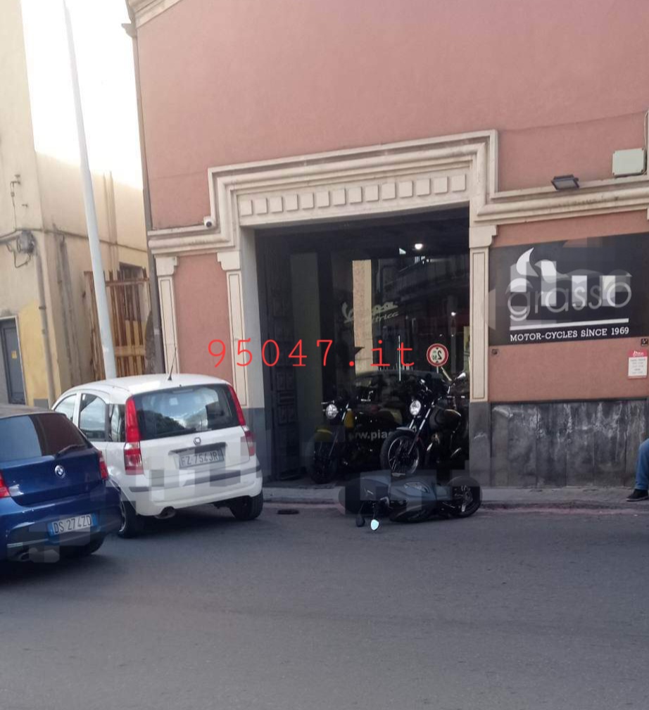 PATERNO', MACCHINA CONTRO SCOOTER PARCHEGGIATI E PALO DELLA LUCE