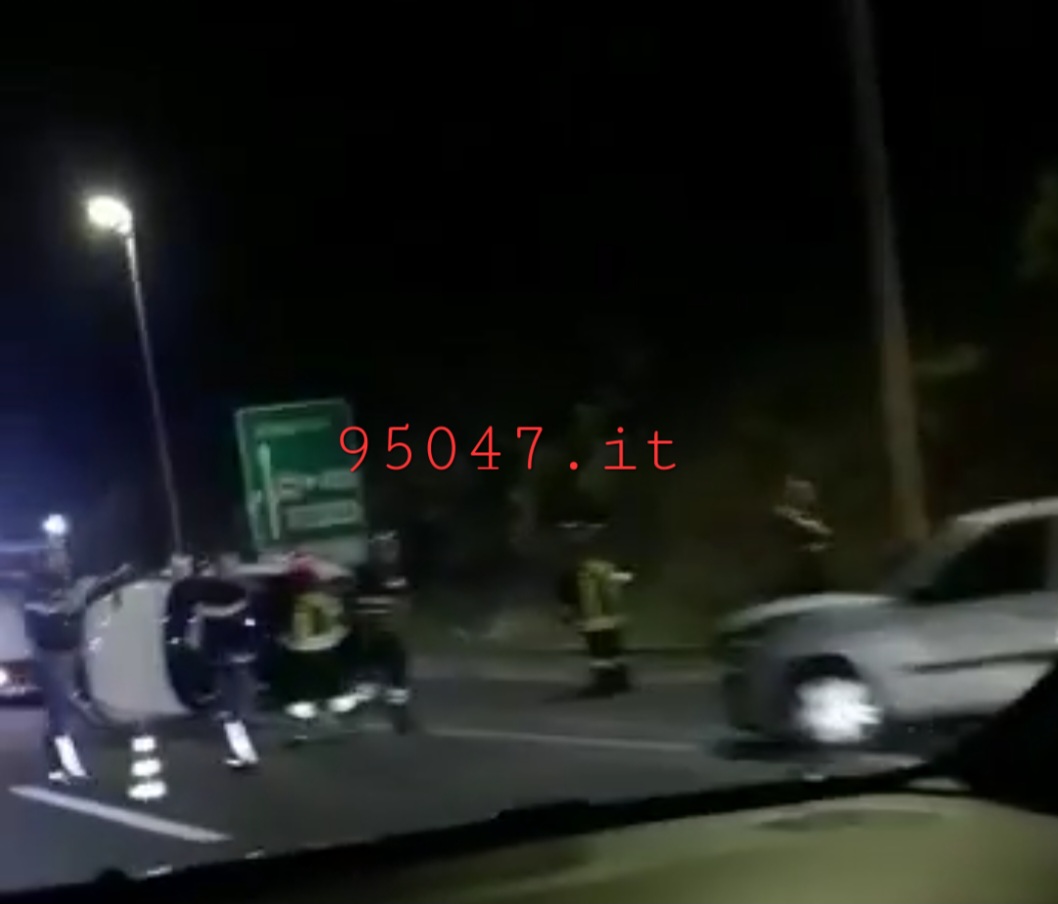 SCONTRO TRA AUTO SULLA TANGENZIALE DI CATANIA, UNA SI RIBALTA