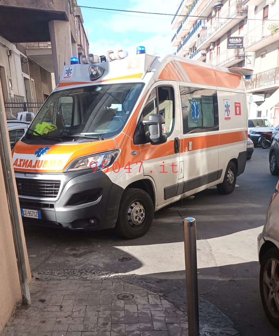 PATERNÒ. AUTOSI RIBALTA IN VIA SANT'ANNA. FERITI