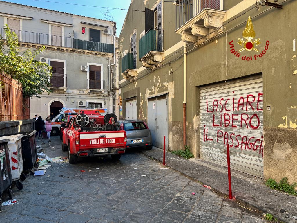CATANIA, CADE SOLAIO IN UN EDIFICIO, FERITA UNA DONNA