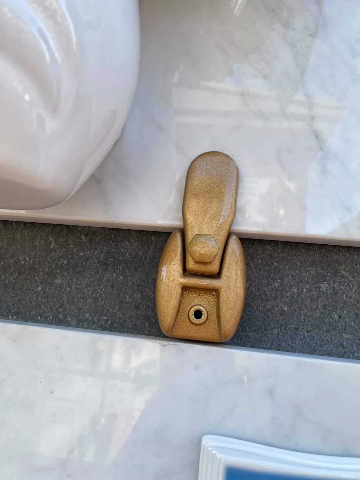 PATERNO’: FURTI E ATTI VANDALICI AL CIMITERO, RAZZIA DEI BULLONI IN OTTONE