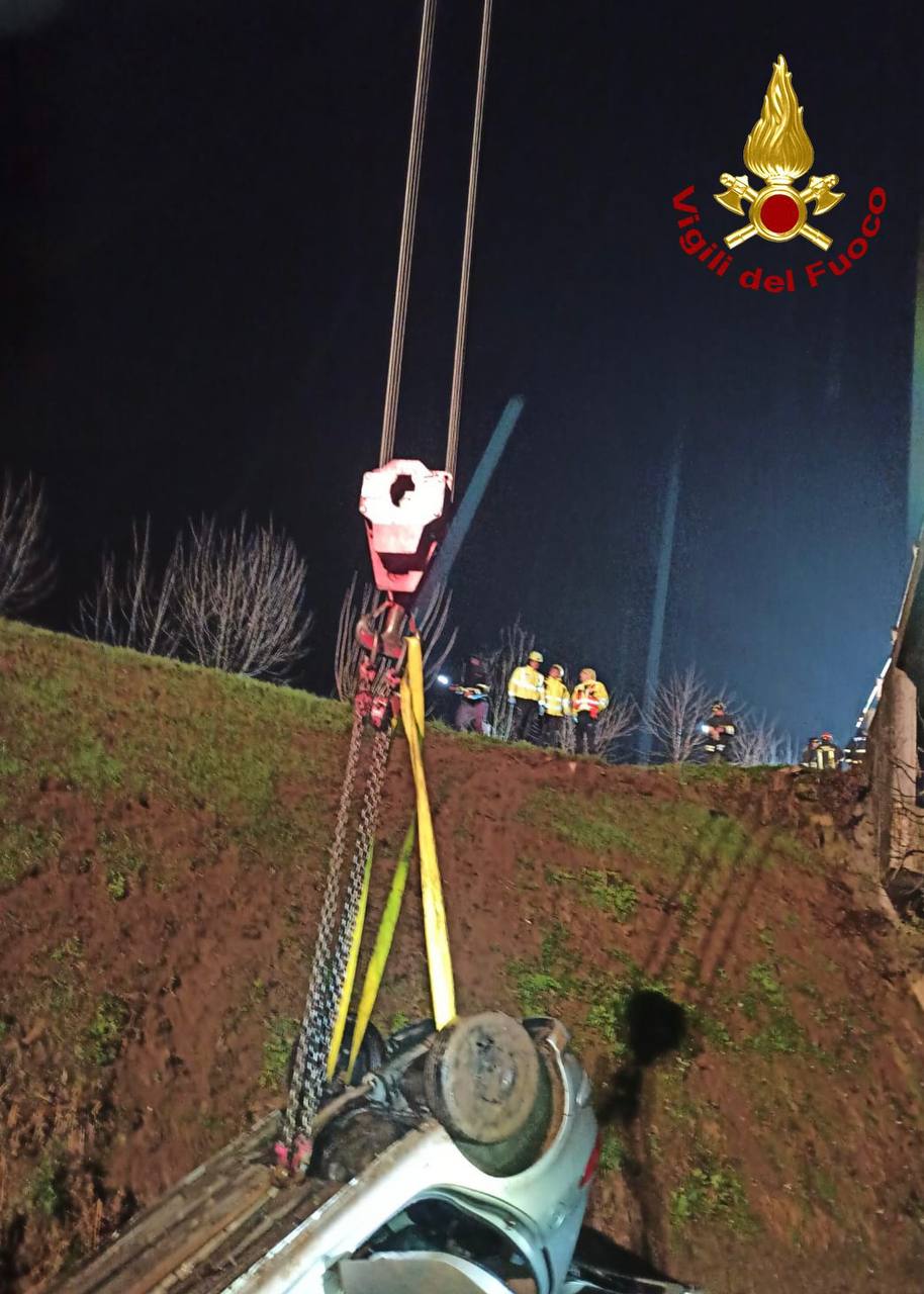 VERONA. TRAGEDIA NEL POMERIGGIO, AUTO FINISCE NEL CANALE: TRE RAGAZZI MORTI E UN FERITO