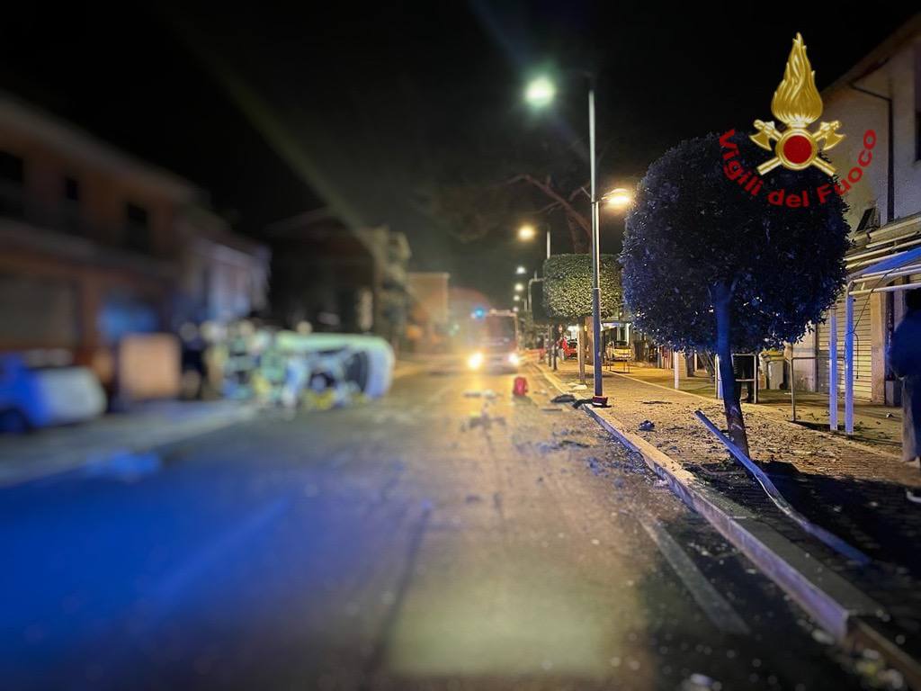 MORTI CINQUE RAGAZZI IN UN INCIDENTE STRADALE VICINO ROMA