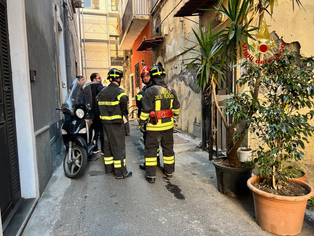 CATANIA, CADE SOLAIO IN UN EDIFICIO, FERITA UNA DONNA