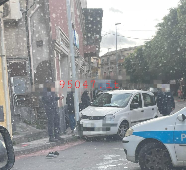 PATERNO', MACCHINA CONTRO SCOOTER PARCHEGGIATI E PALO DELLA LUCE