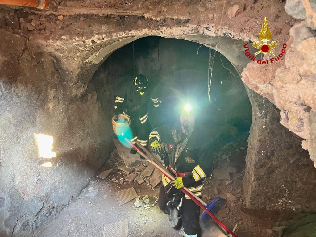 CATANIA, CADE SOLAIO IN UN EDIFICIO, FERITA UNA DONNA