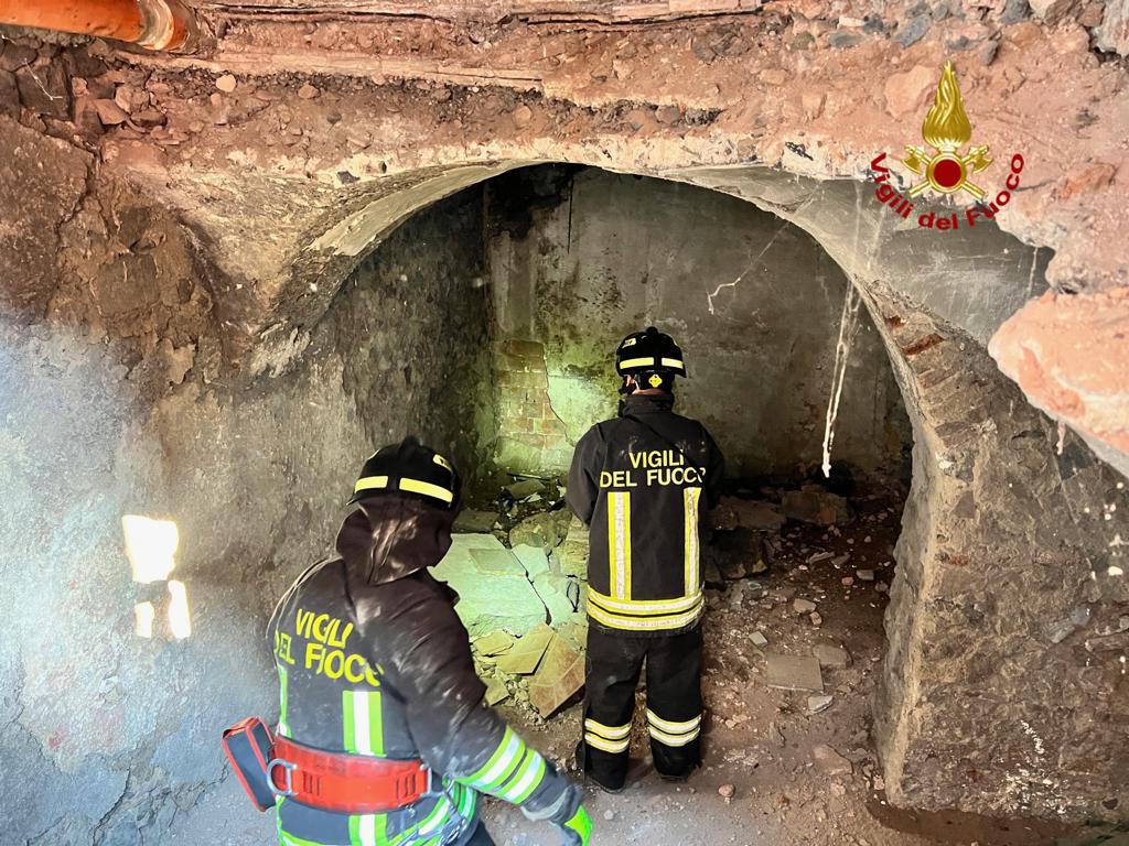 CATANIA, CADE SOLAIO IN UN EDIFICIO, FERITA UNA DONNA