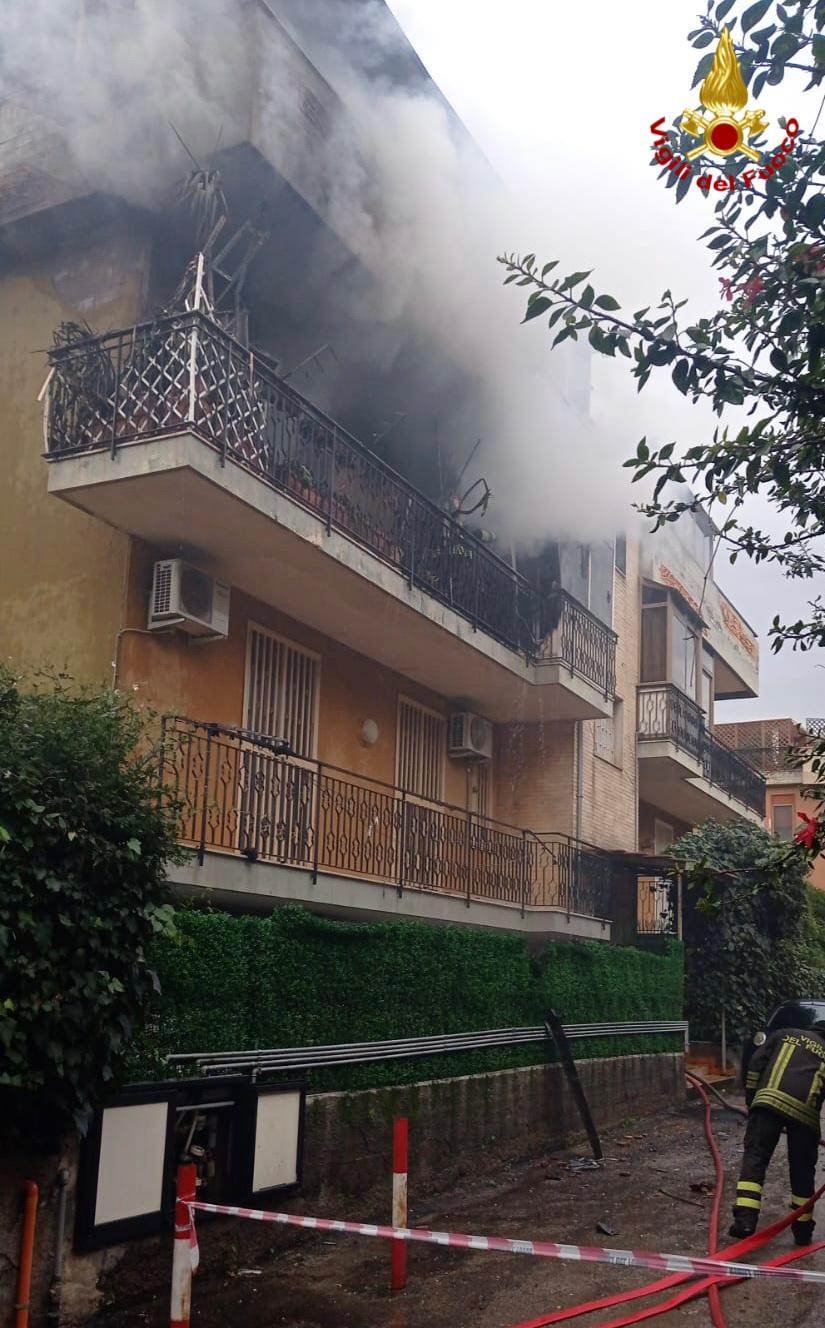 INCENDIO IN UN APPARTAMENTO A CATANIA, VIGILI DEL FUOCO SUL POSTO