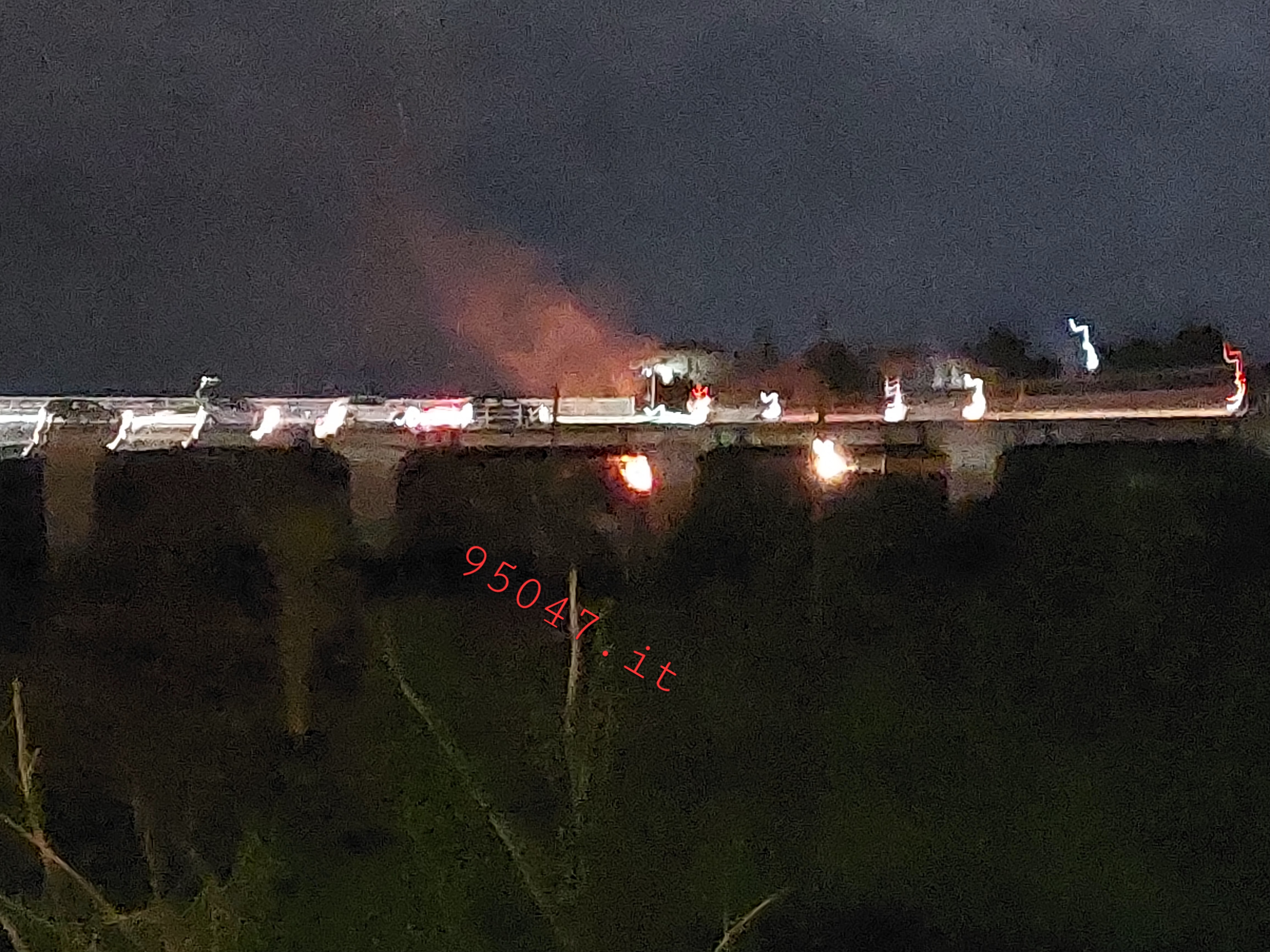 PATERNÒ. PIROMANI E VANDALI APPICANO FUOCO IN VIA DELLA LIBERTÀ