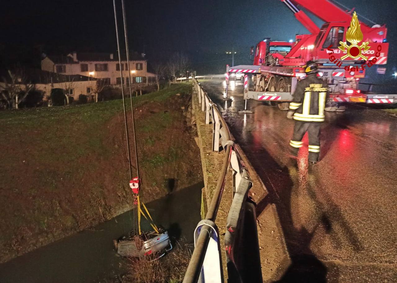 VERONA. TRAGEDIA NEL POMERIGGIO, AUTO FINISCE NEL CANALE: TRE RAGAZZI MORTI E UN FERITO