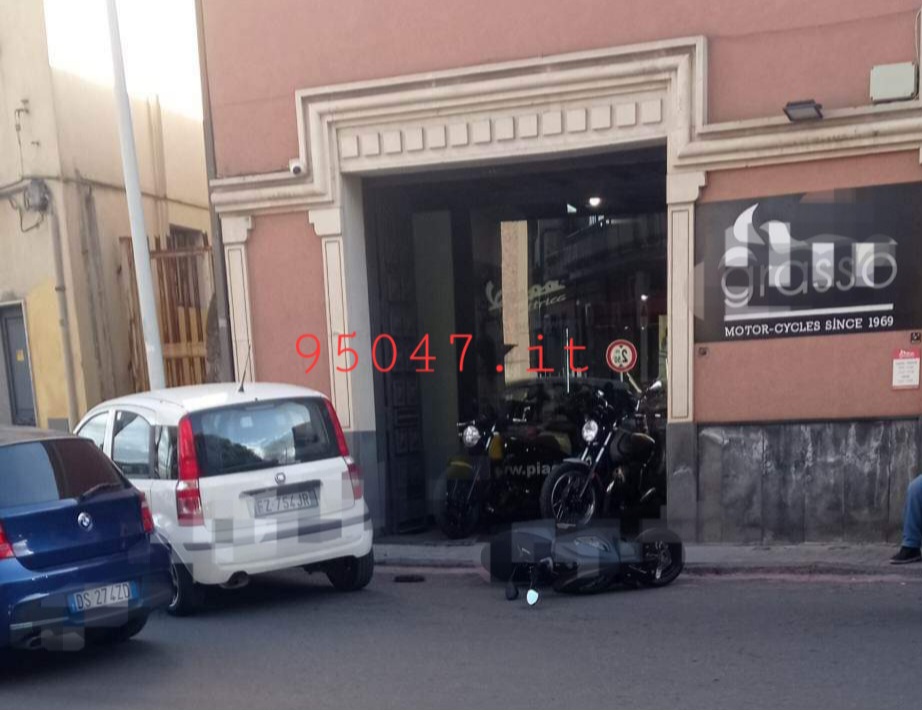 PATERNO', MACCHINA CONTRO SCOOTER PARCHEGGIATI E PALO DELLA LUCE