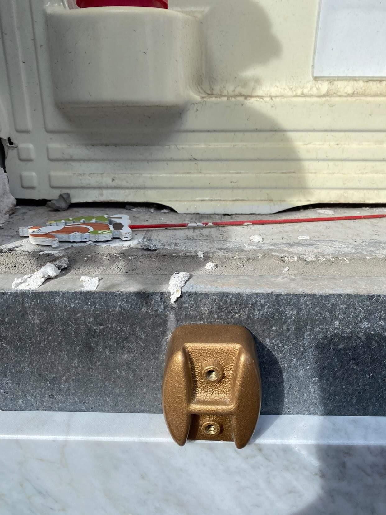 PATERNO’: FURTI E ATTI VANDALICI AL CIMITERO, RAZZIA DEI BULLONI IN OTTONE