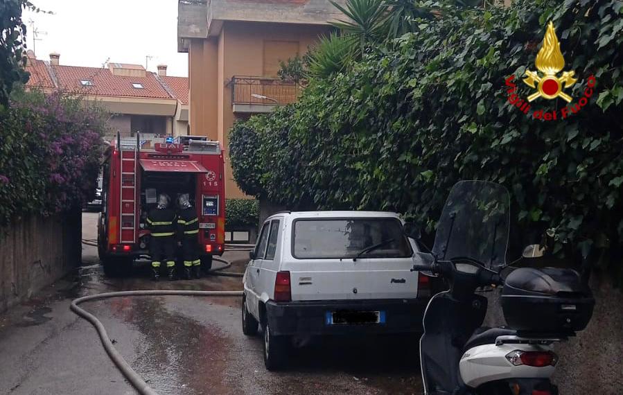 INCENDIO IN UN APPARTAMENTO A CATANIA, VIGILI DEL FUOCO SUL POSTO