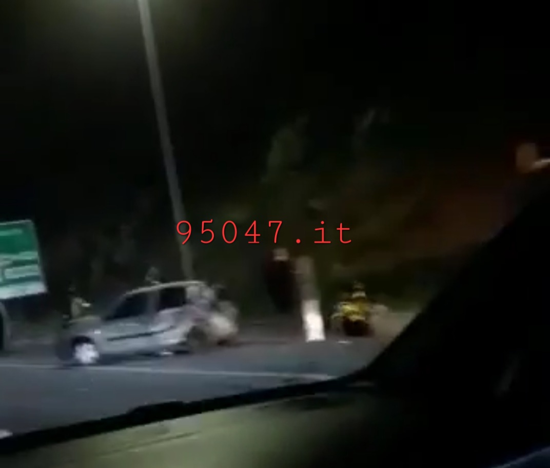 SCONTRO TRA AUTO SULLA TANGENZIALE DI CATANIA, UNA SI RIBALTA