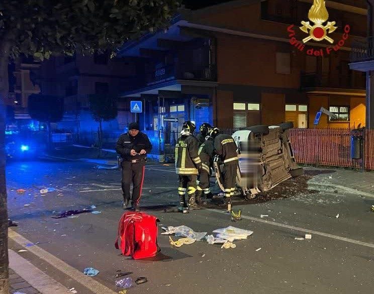 MORTI CINQUE RAGAZZI IN UN INCIDENTE STRADALE VICINO ROMA
