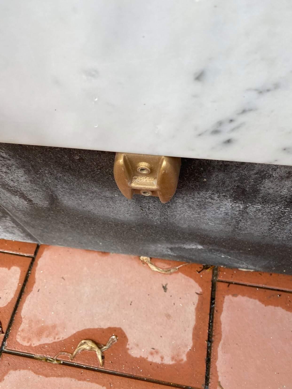 PATERNO’: FURTI E ATTI VANDALICI AL CIMITERO, RAZZIA DEI BULLONI IN OTTONE