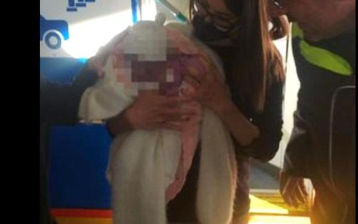 PARTORISCE SUL TRAGHETTO ISCHIA-POZZUOLI GRAZIE A GINECOLOGO E MEMBRI DELL'EQUIPAGGIO. LA PICCOLA LUISA STA BENE - 