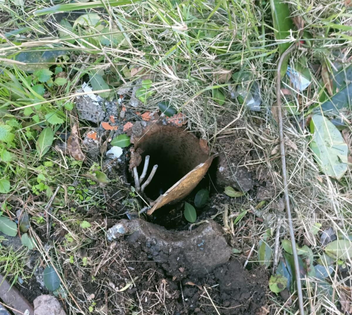 SEGNALAZIONI LETTORI: PATERNO': "BUCA PROFONDA PERICOLOSA E FILI APERTI , DAVANTI ALLA SCUOLA DON MILANI - 