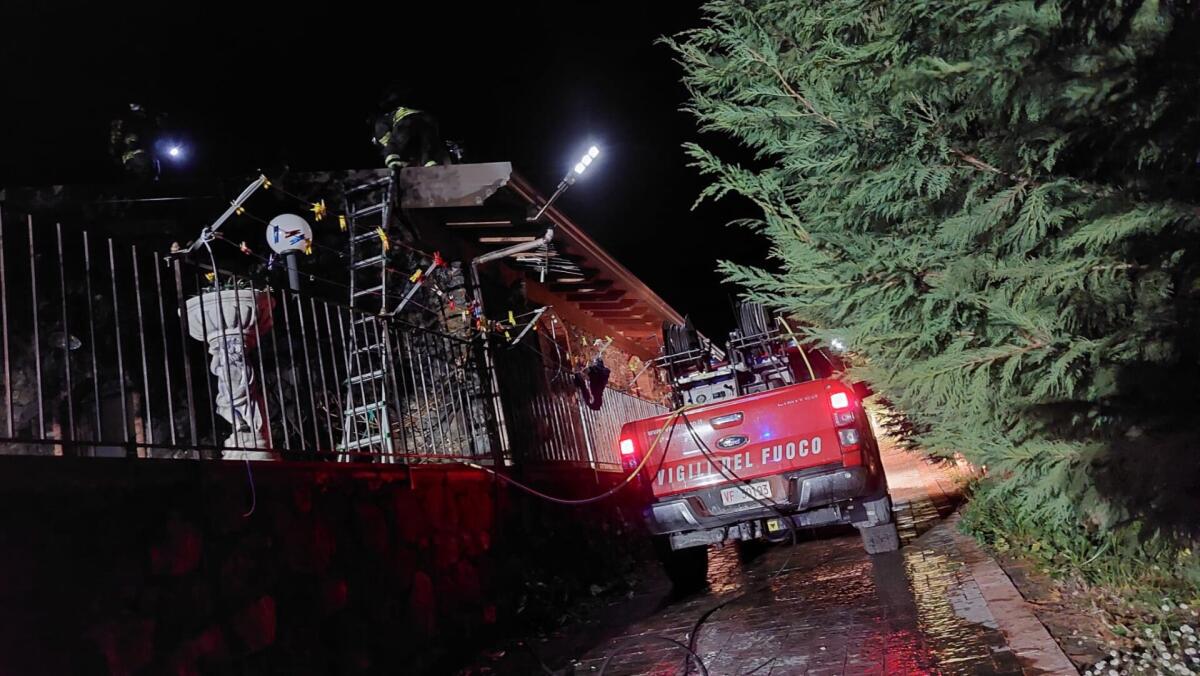 SANTA MARIA DI LICODIA. IN FIAMME IL TETTO DI UN 'ABITAZIONE, SUL POSTO I VIGILI DEL FUOCO - 