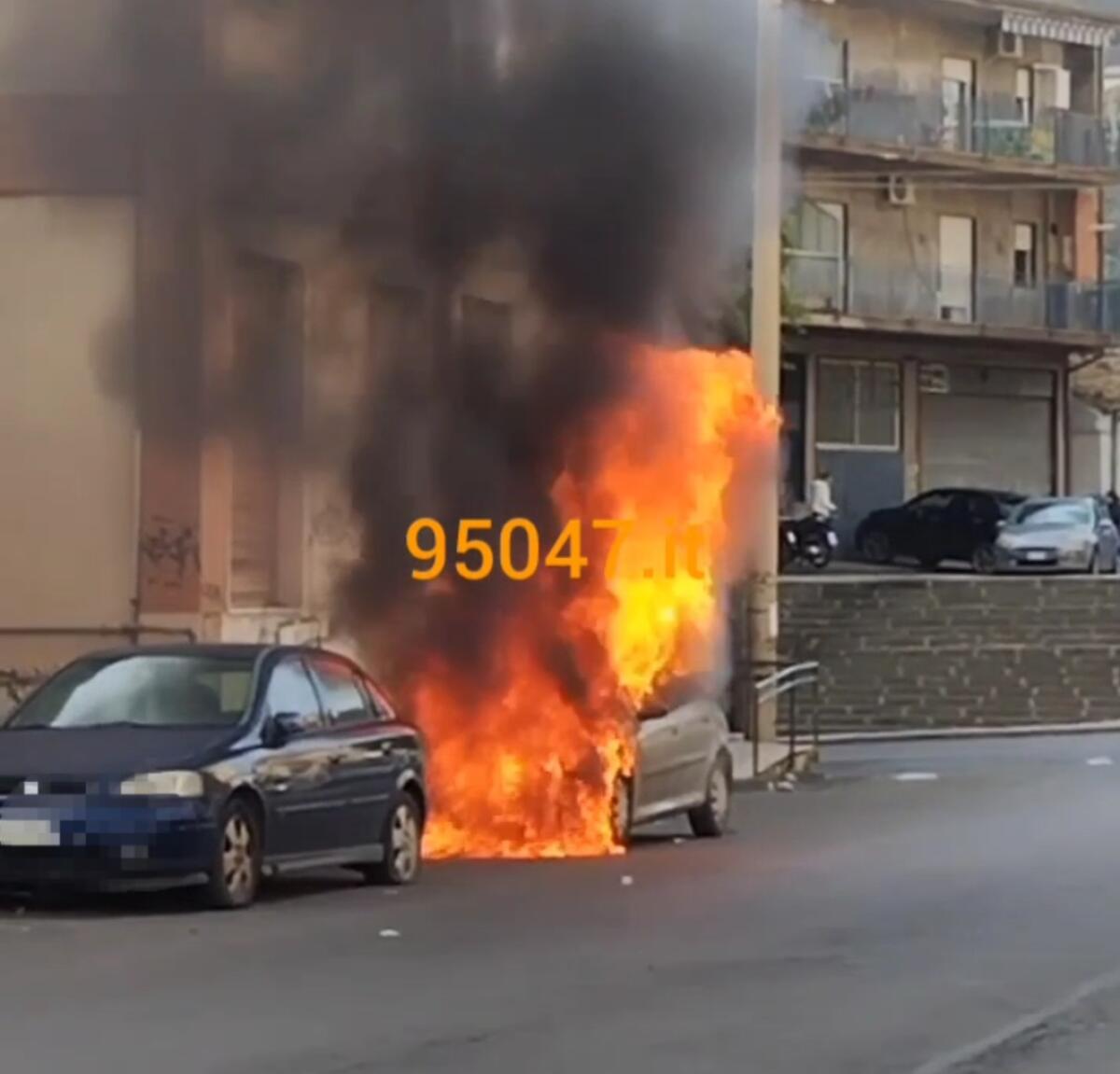 PATERNÒ. AUTO IN FIAMME. INTERVENGONO I VIGILI DEL FUOCO - 