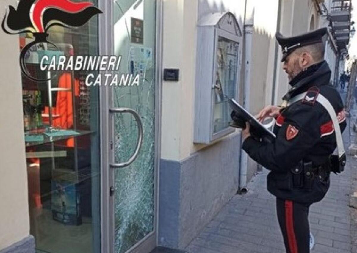 PATERNÒ. BECCATI MENTRE SFONDANO VETRATA DI UN NEGOZIO CON UN BLOCCO DI CEMENTO: ARRESTATO 34ENNE - 