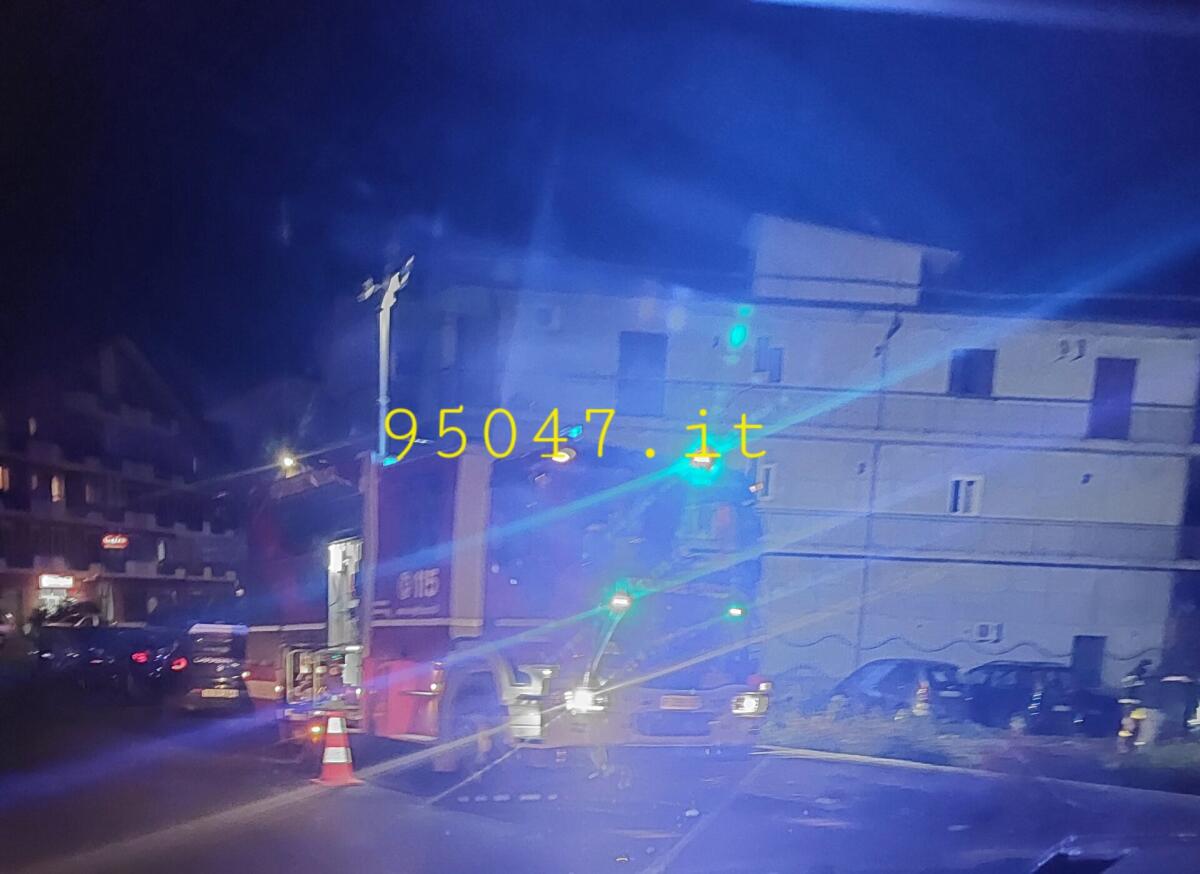 PATERNÒ, fiamme a un'auto in sosta. Indagano i Carabinieri - 