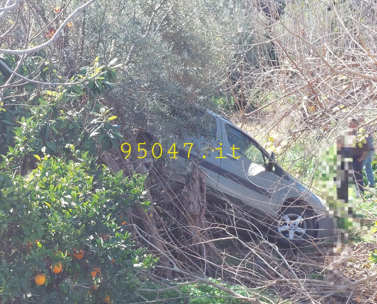 PATERNÒ: AUTO "SCIVOLA " SULLA VEGETAZIONE, NESSUN FERITO - 