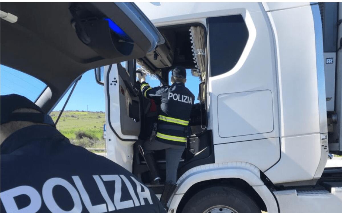 CONTROLLI DELLA POLSTRADA: TRE SCUOLABUS FERMATI PER DISPOSITIVI MECCANICI E DI SICUREZZA NON EFFICIENTI - 