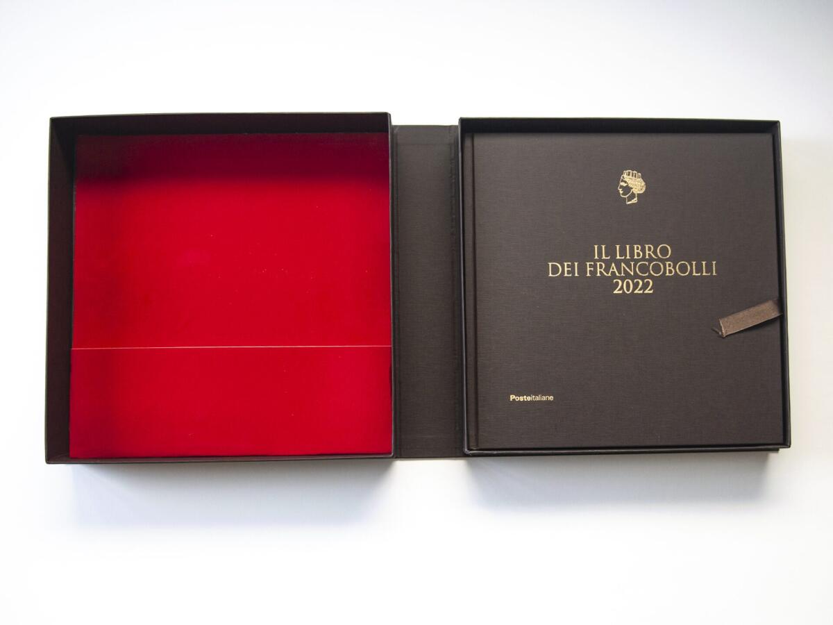 DISPONIBILE ANCHE NEGLI UFFICI POSTALI DELLA PROVINCIA DI CATANIA IL LIBRO DEI FRANCOBOLLI 2022 - 