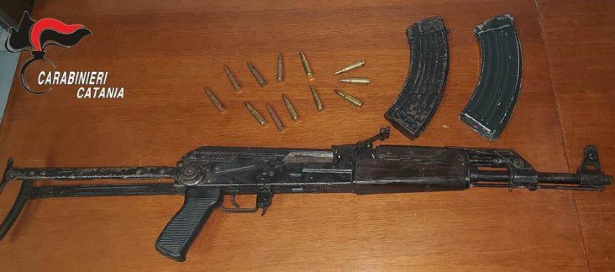 CATANIA, TROVATO IN CASA CON MITRA KALASHNIKOV E DROGA: ARRESTATO - 