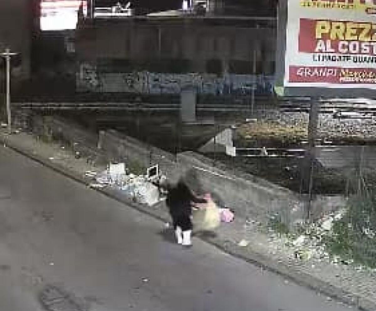 PATERNO’: “BECCATI” ZOZZONI, A SCALILLI RINVENUTI PARECCHI SACCHI ABBANDONATI DI UNA “NOTA” PALESTRA - 