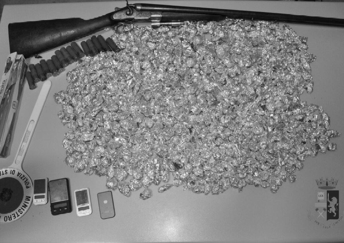 BIANCAVILLA, TIENE IN CASA DROGA, ARMI E MUNIZIONI: ARRESTATO - 