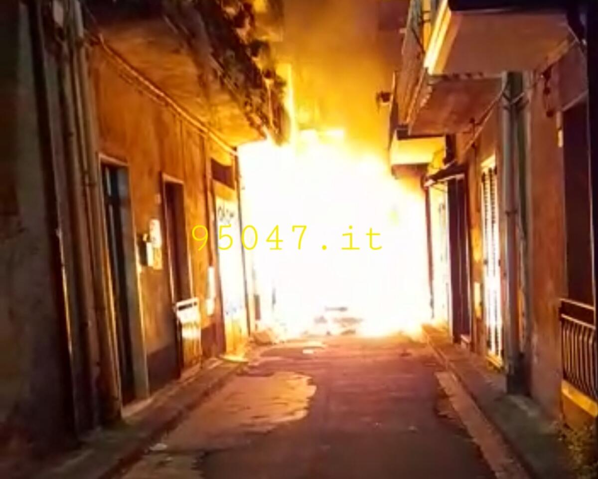 PATERNO': A FUOCO NELLA NOTTE UN'AUTO A GPL: LE FIAMME LAMBISCONO LE ABITAZIONI - 