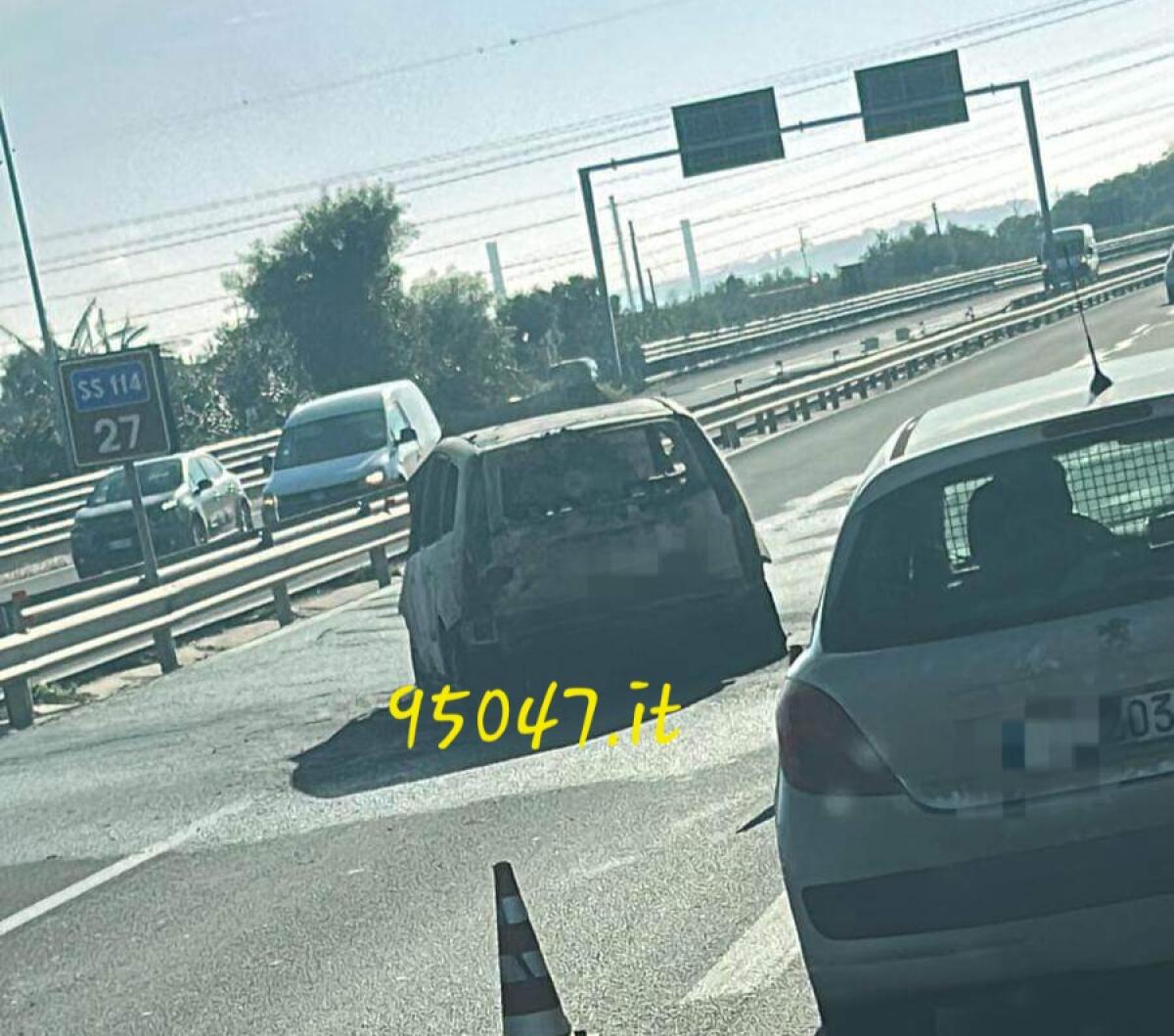 AUTO IN FIAMME LUNGO LA CATANIA SIRACUSA. RALLENTAMENTI - 