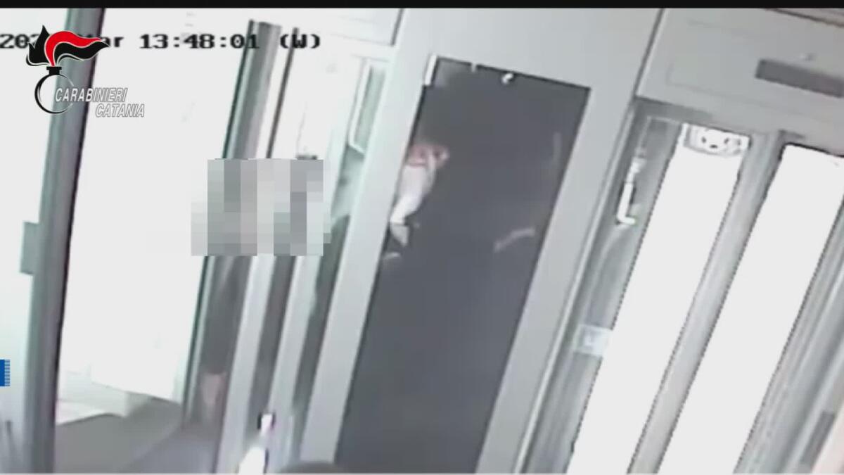 SCORDIA E CATANIA. RAPINATORE IN RAPINA L’UFFICIO POSTALE DI SCORDIA: INCASTRATO DALLE TELECAMERE E DAI TESTIMONI - 