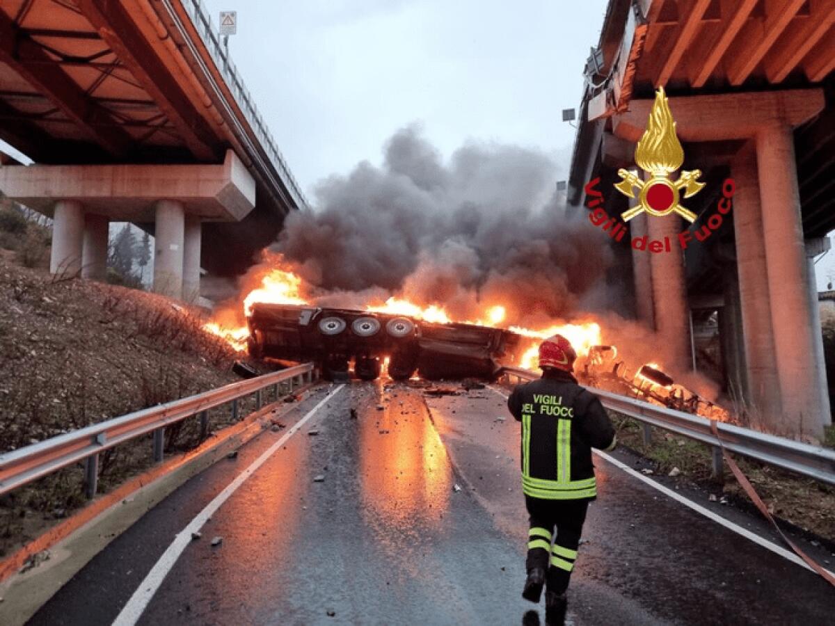 TIR PRECIPITA DAL VIADOTTO DELLA A1 E PRENDE FUOCO, MORTO L’AUTISTA - 
