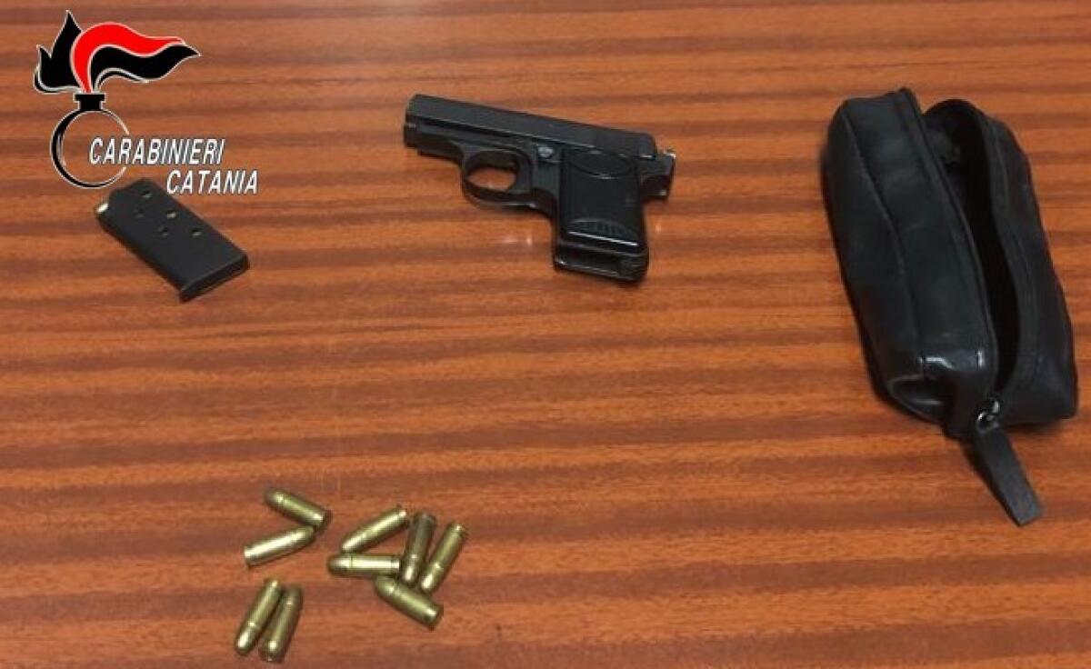 MASCALUCIA. COLTO CON UNA PISTOLA IN CASA DICHIARA DI AVERLA “TROVATA” NELLA SPAZZATURA, ARRESTATO - 