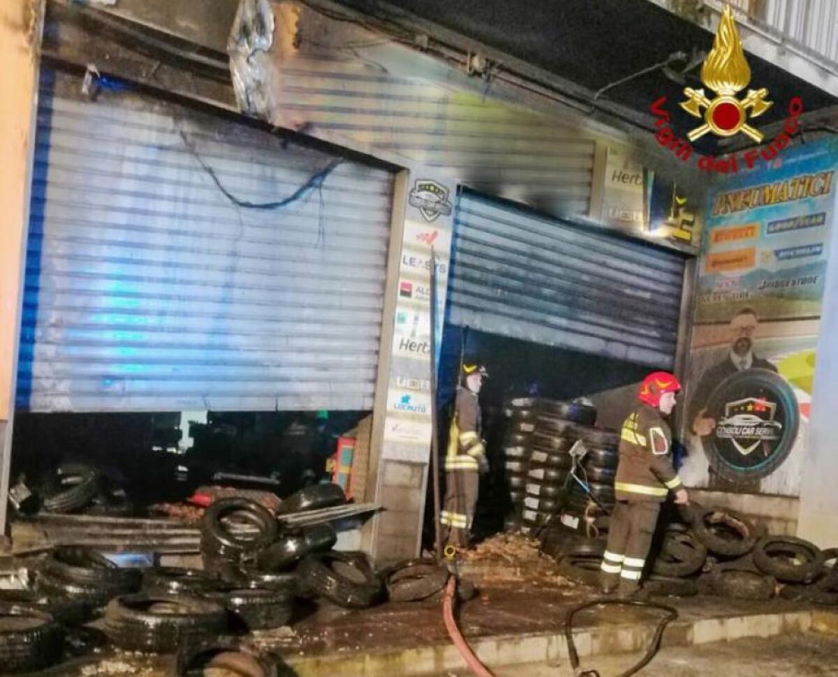 INCENDIO IERI SERA IN UN’OFFICINA DI PNEUMATICI DI CATANIA. EVACUATI DIVERSI APPARTAMENTI - 