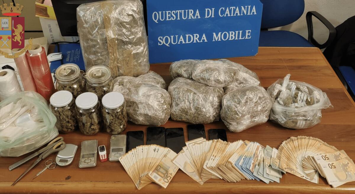 CATANIA, GLI PERQUISISCONO CASA E GARAGE E TROVANO 3,5 CHILI DI MARIJUANA - 