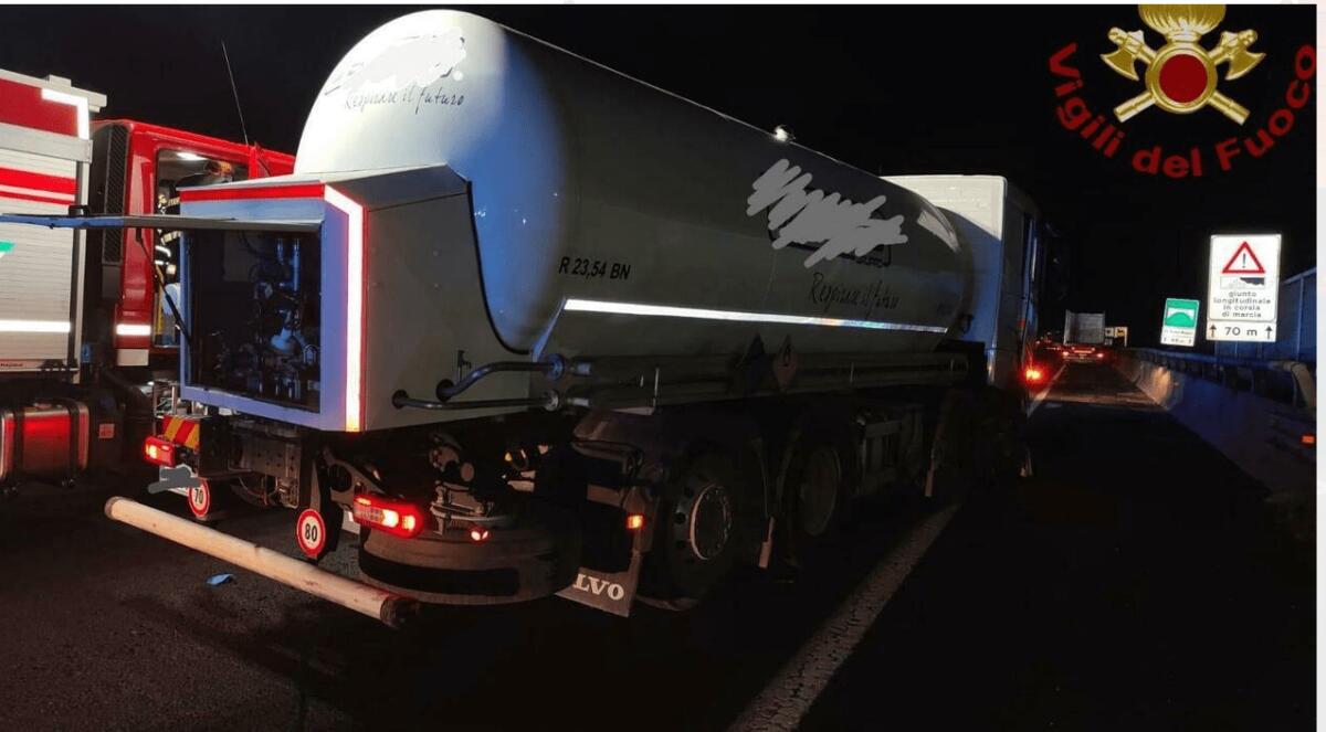 HA UN MALORE MENTRE È ALLA GUIDA DEL TIR CHE TRASPORTA GAS LIQUIDO: RIESCE AD ACCOSTARE E MUORE - 