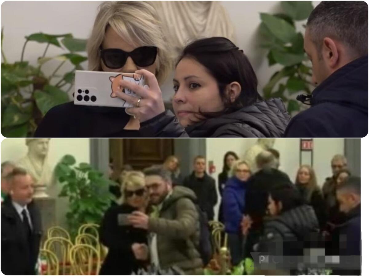 MAURIZIO COSTANZO, MARIA DE FILIPPI RICEVE LE CONDOGLIANZE MA C’È CHI LE CHIEDE PURE UN SELFIE - 