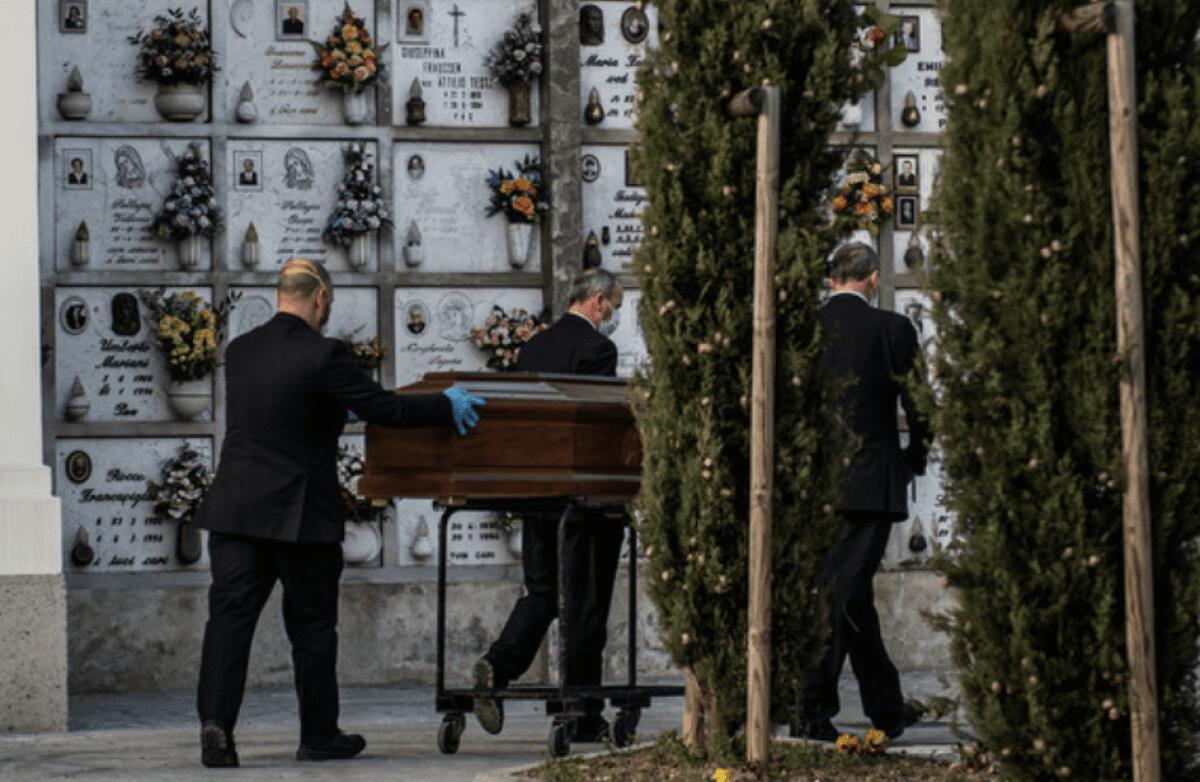 SIRACUSA, ARRESTATI IL DIRETTORE DEL CIMITERO E UN OPERAIO: PRENDEVANO TANGENTI PER SEPPELLIRE I MORTI - 